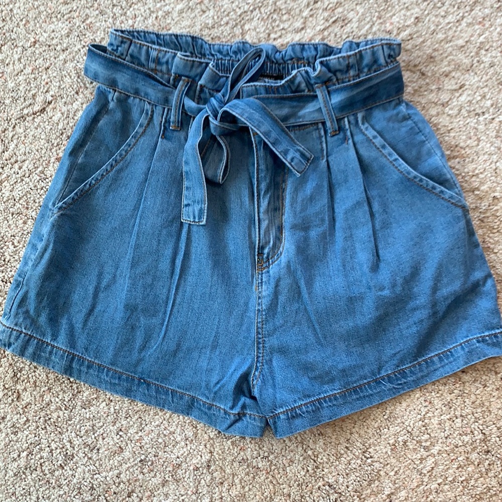 Jean shorts with tie